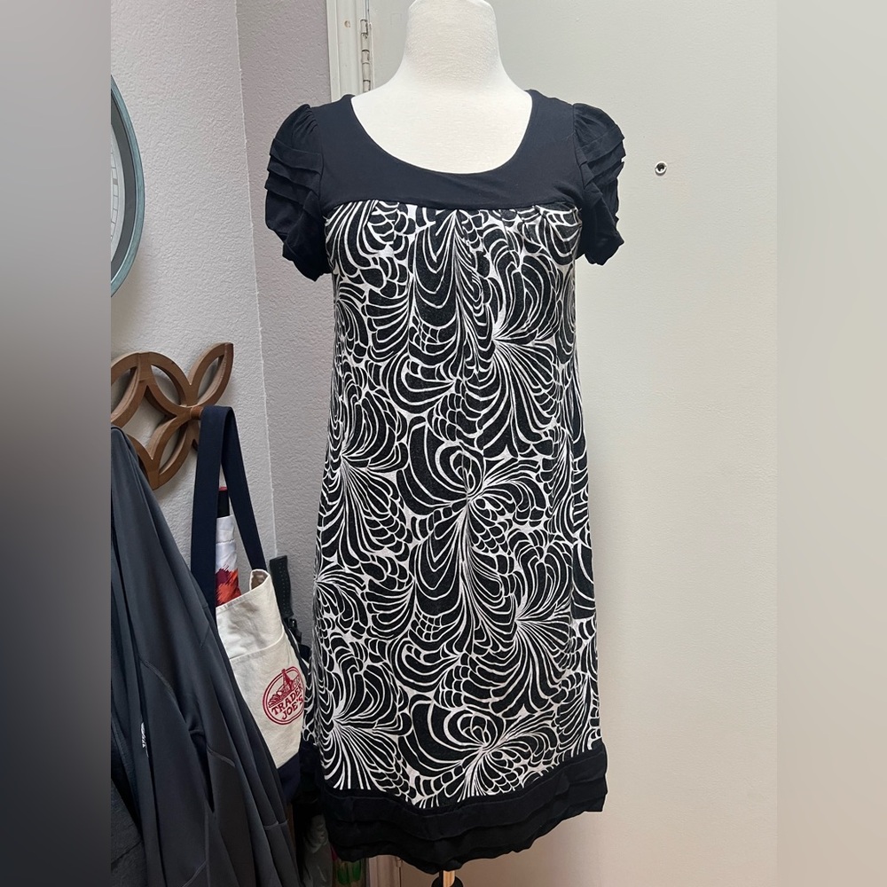 Elle brand SZ Small Black White Dress casual design cap sleeve comfy work